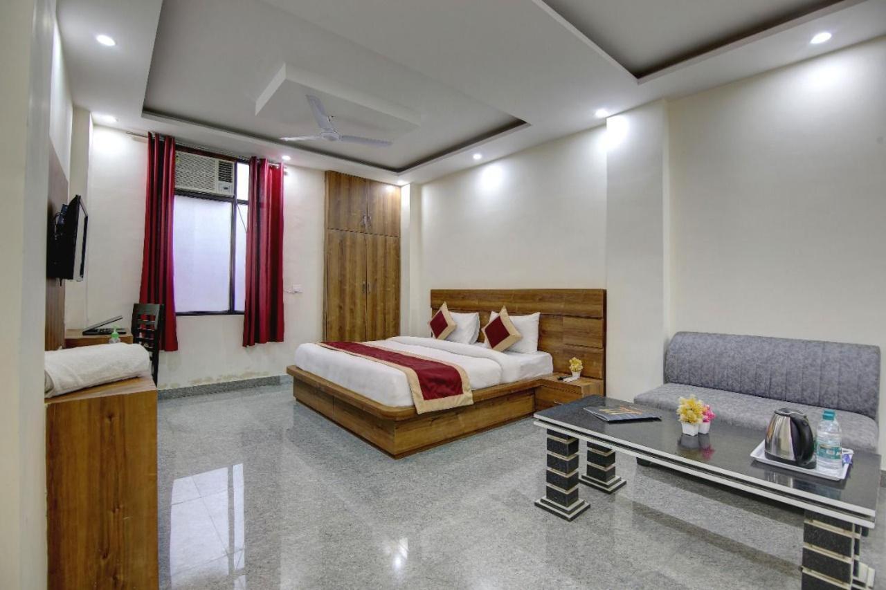 Hotel Premier Noida 135 Eksteriør billede